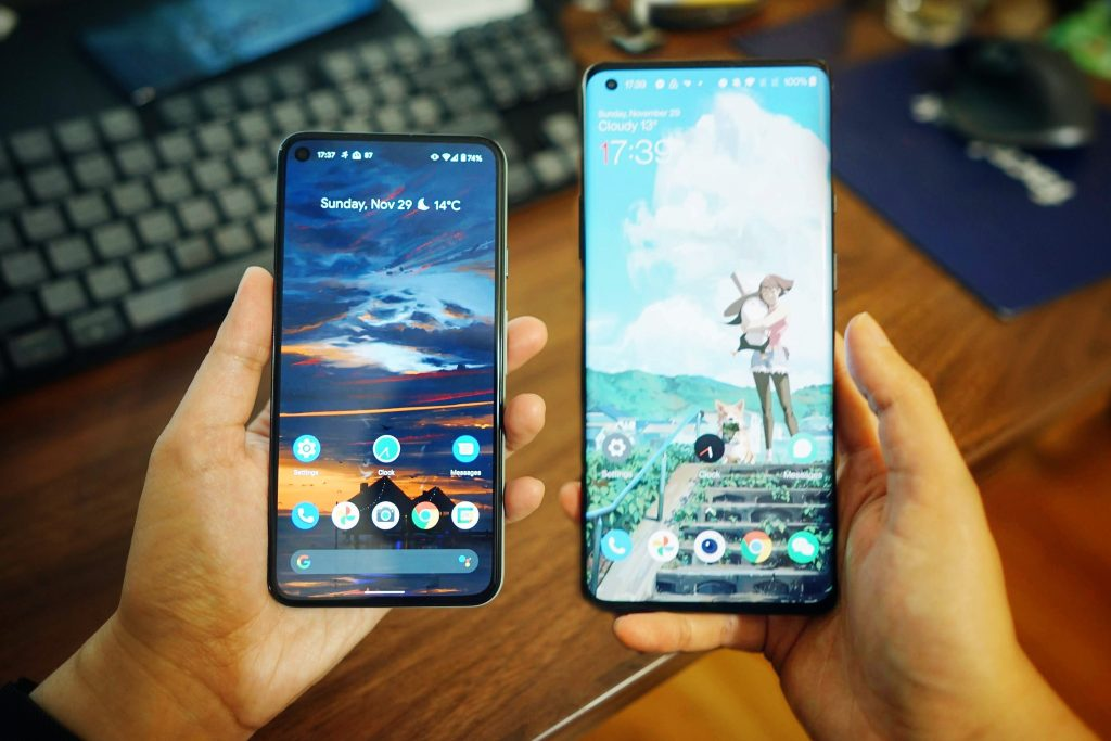 左 Pixel 5，右 Oneplus 8 Pro, size matters, and in this case, the smaller phone always win.