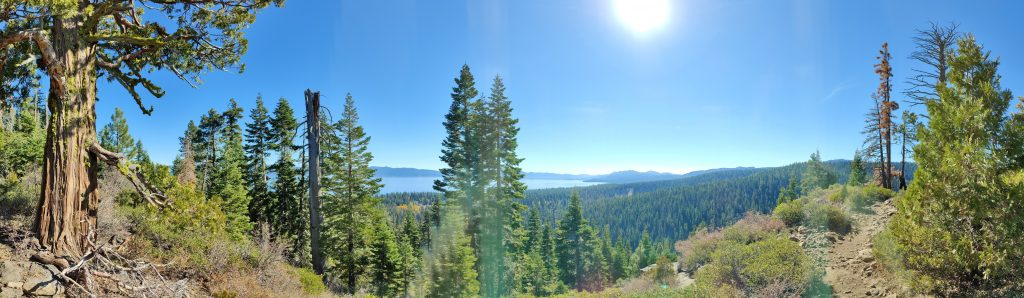 Tahoe 山与湖之间