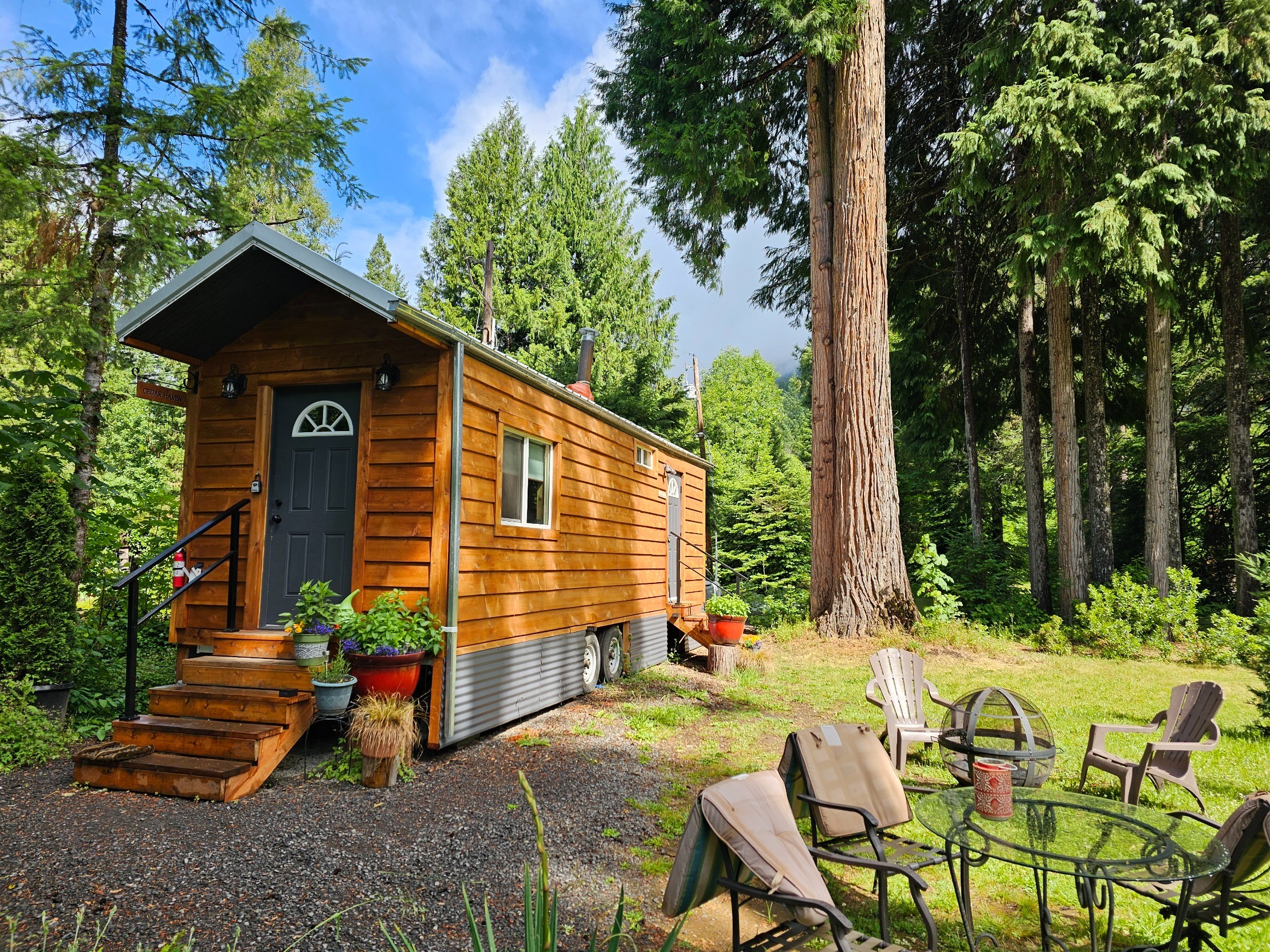 Oregon 深山里后面就是小溪听着溪流鸟鸣雨打森林的 trailer tiny house airbnb