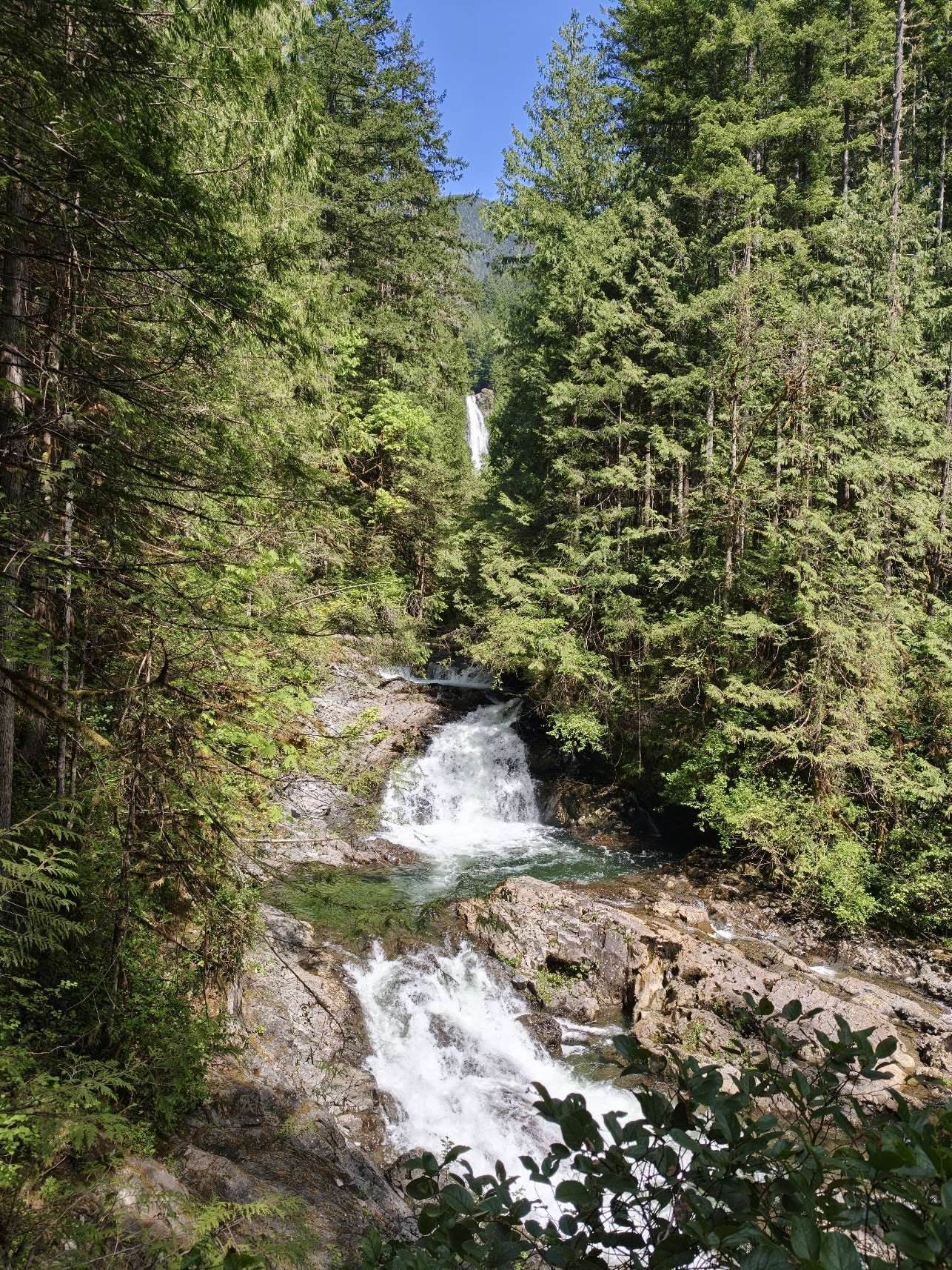 Lower falls 可以远处看到 middle falls 的大落差