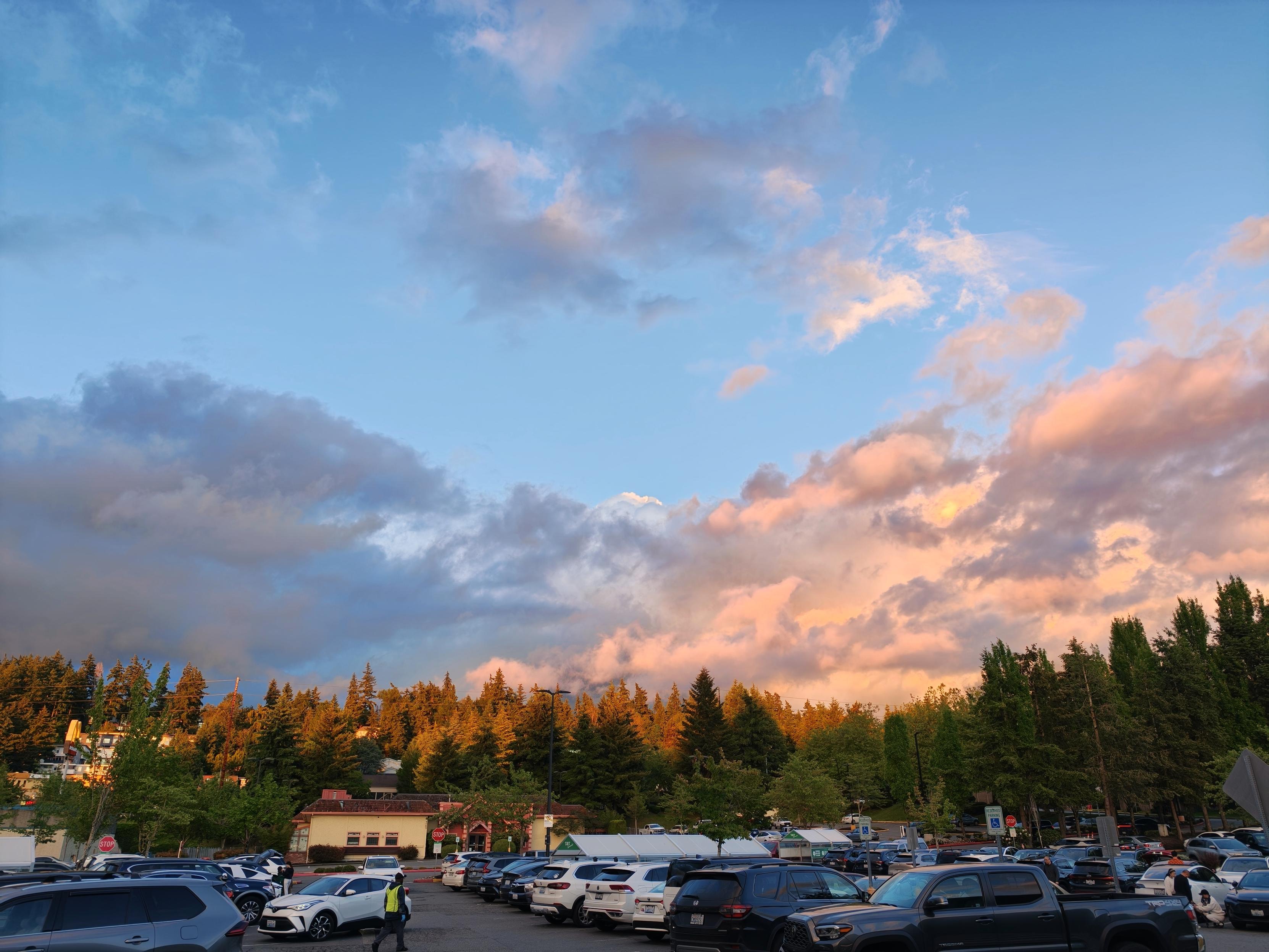 最美夕阳总在 random parking lot
