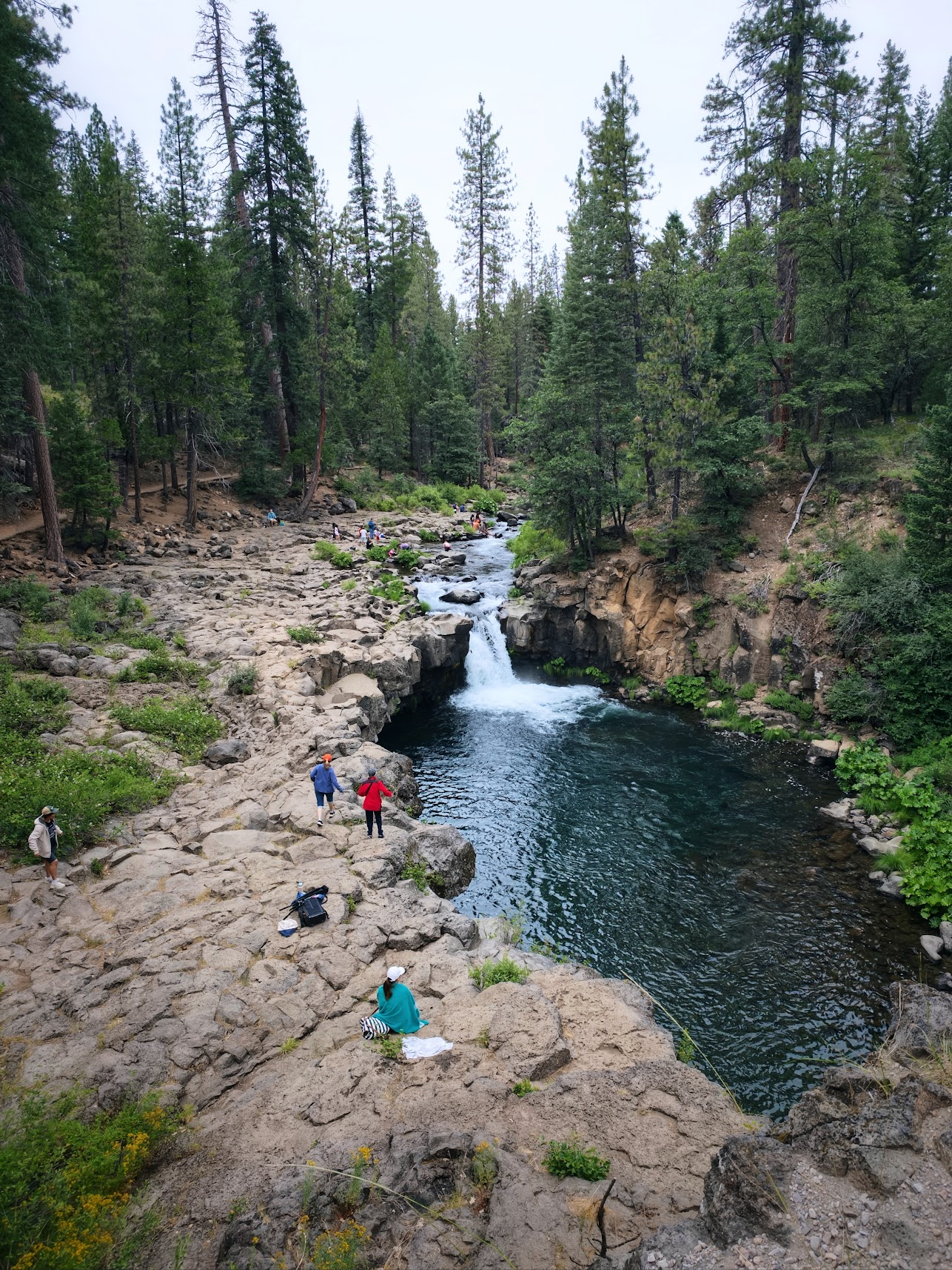 lower fall 虽然瀑布本身很小，但就在停车场/campground 旁边，还有巨大的奇石河滩可以上去玩