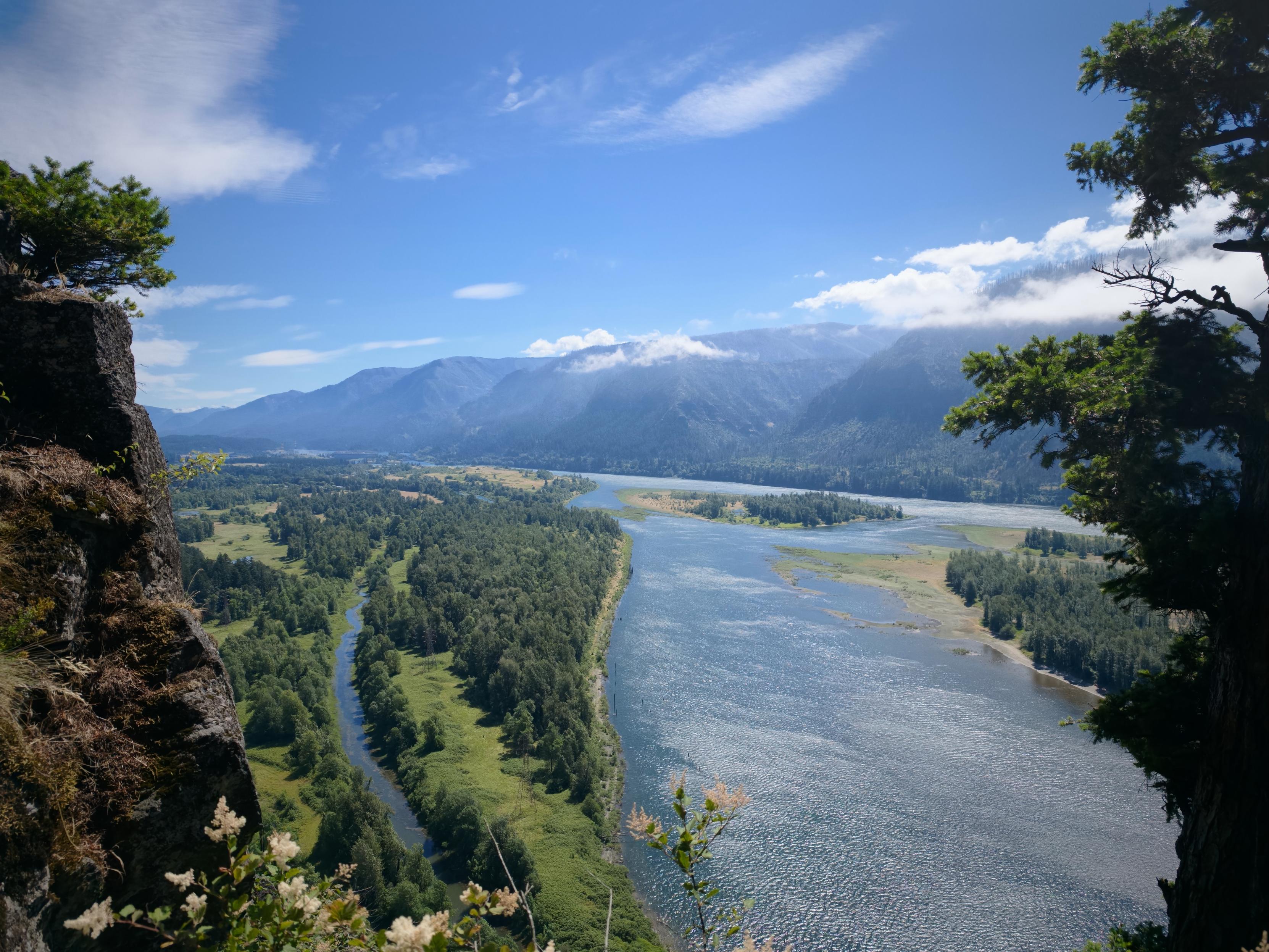 其实这里的观景点比 gorge 旁边专门的观景点好多了，两边都很开阔，每个转角都有 view point 畅看畅拍
